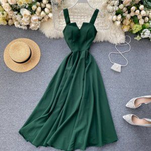 V-neck backless retro solid color dress with waist tucked in